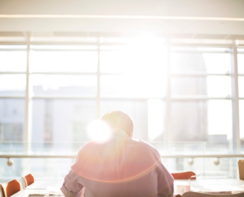 Manager arbeitet Sonne scheint